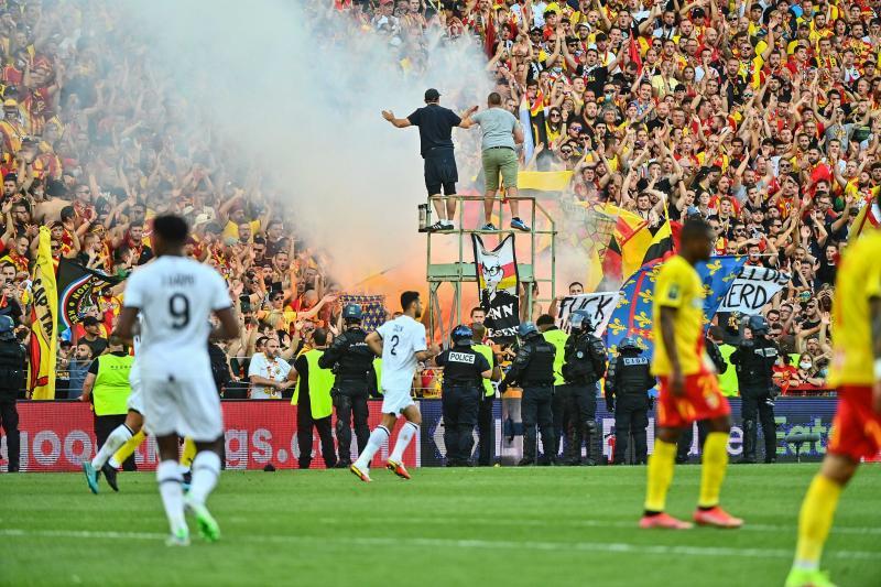  菲利普斯公园球场沸腾，球迷助威点燃球队斗志